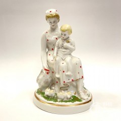 Скульптура "Мама с ребенком кормит кур"